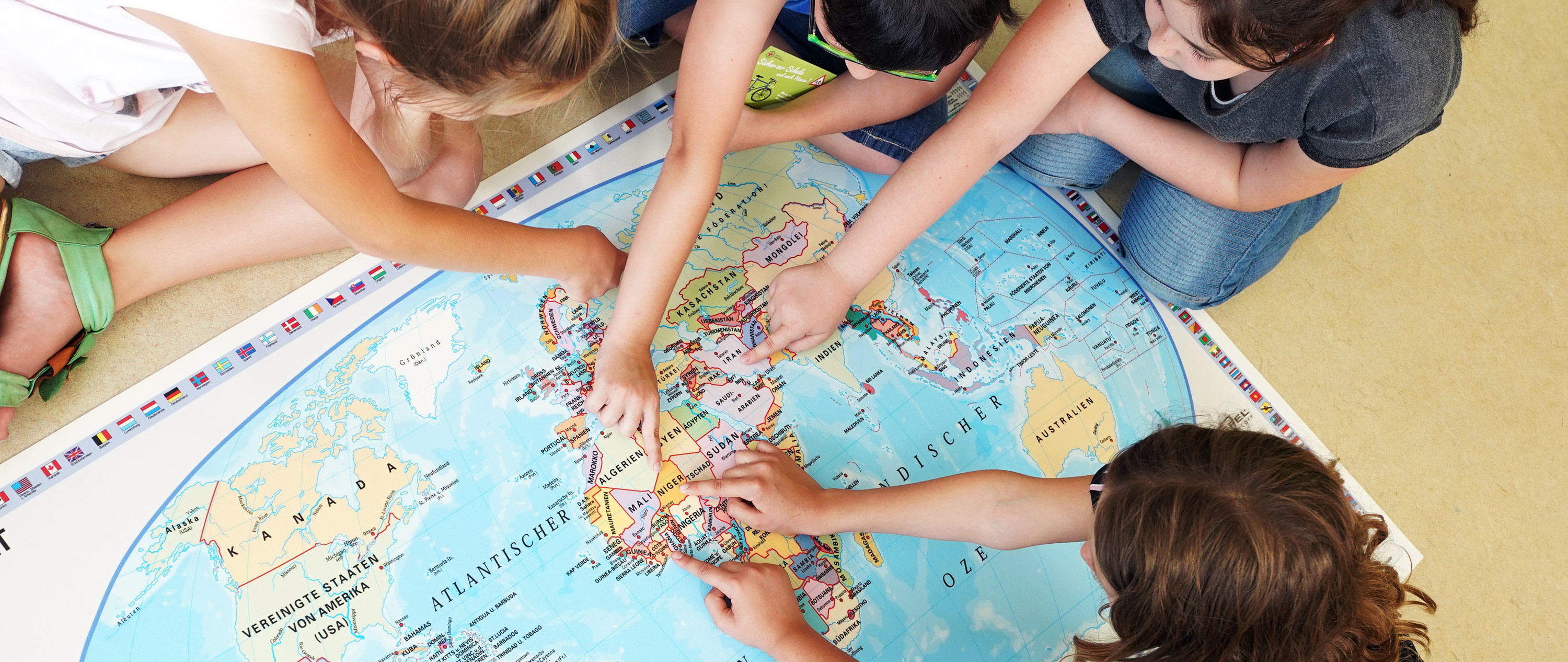 Kinder entdecken die Welt auf einer Karte