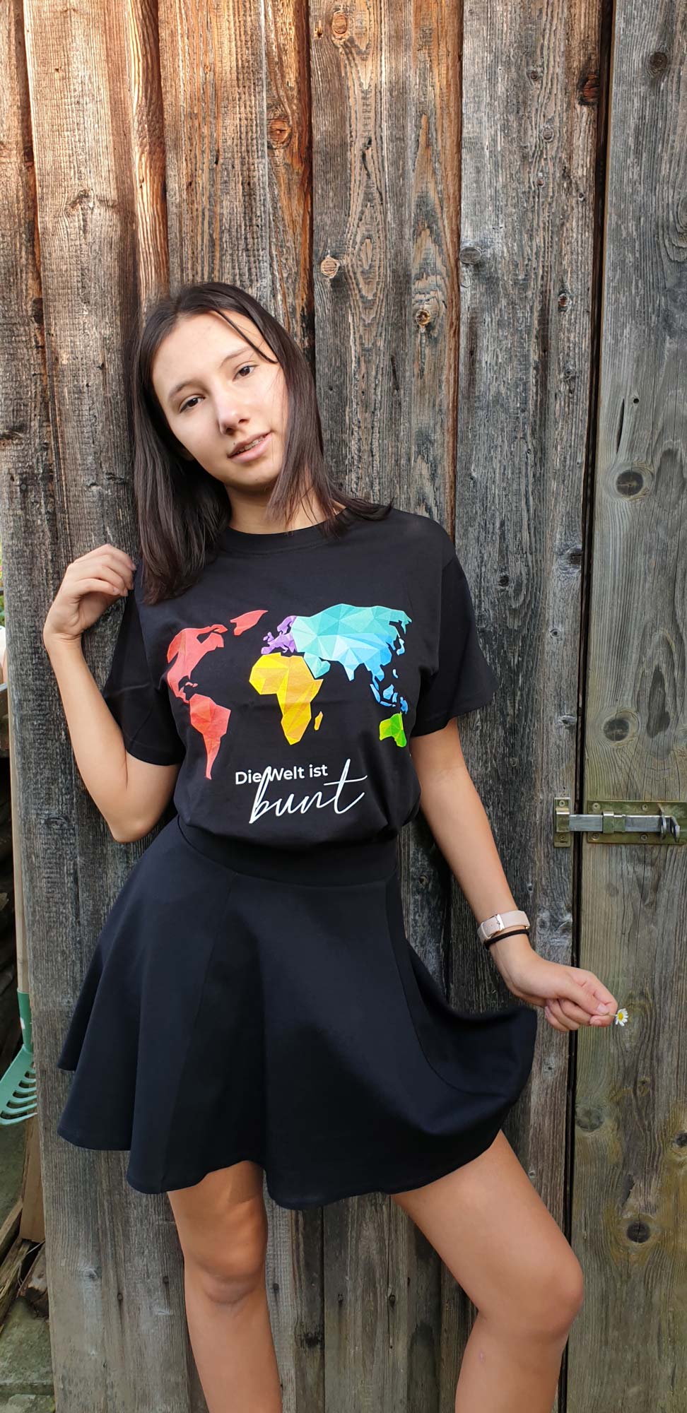 t-shirt-die-welt-ist-bunt-leuchtend-model t-shirt-die-welt-ist-bunt-leuchtend-model